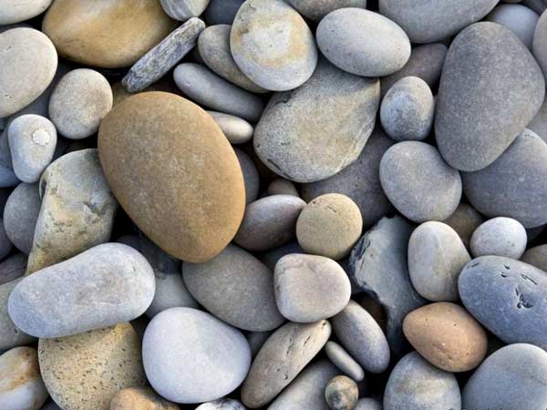 破鵝卵石選哪種破碎石機(jī)好？
