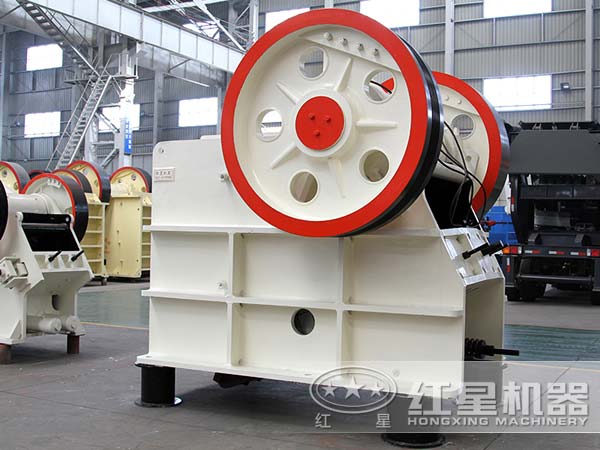 復擺鄂式破碎機側(cè)面圖