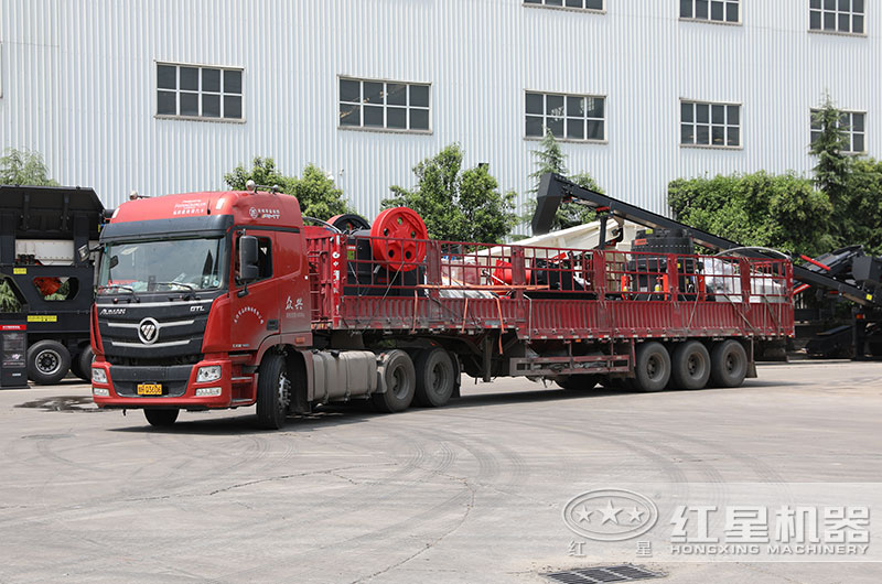 日產(chǎn)萬(wàn)噸玄武巖石子破碎機(jī)裝車發(fā)貨 日產(chǎn)萬(wàn)噸玄武巖石子破碎機(jī)裝車發(fā)貨