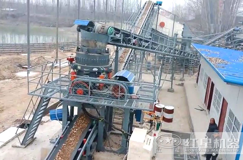 鵝卵石圓錐破碎機工作現(xiàn)場圖片