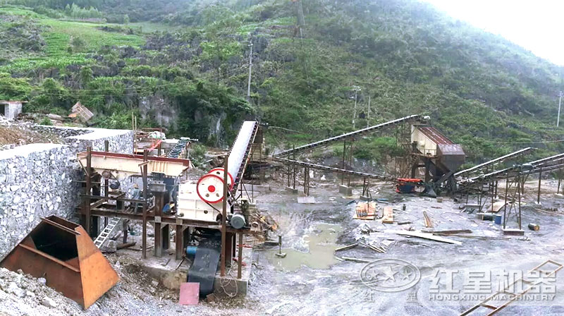 顎式破碎機細碎加工作業(yè)現(xiàn)場
