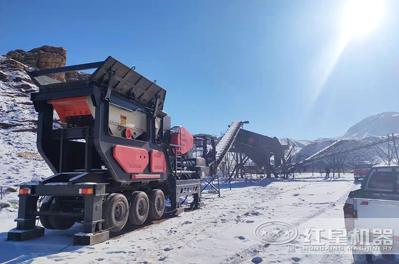 輪胎式移動(dòng)破碎機(jī)工作現(xiàn)場(chǎng)實(shí)拍圖