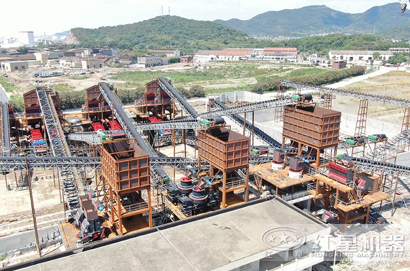 時產(chǎn)3000噸的破碎機工作現(xiàn)場圖片