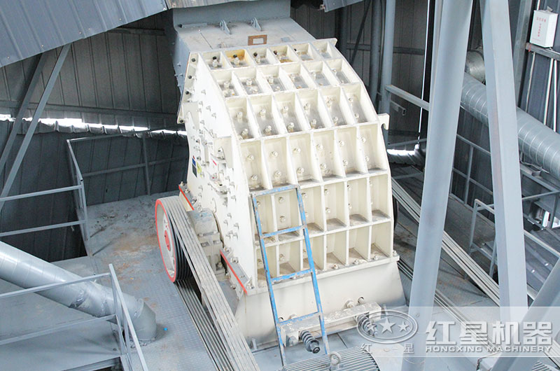 錘式破碎機(jī)石灰石破碎現(xiàn)場(chǎng) 錘式破碎機(jī)石灰石破碎現(xiàn)場(chǎng)