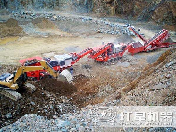 履帶式移動(dòng)破碎站工作現(xiàn)場(chǎng)