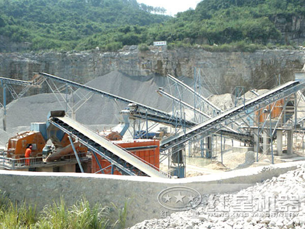 傳統(tǒng)露天采石場作業(yè)現(xiàn)場圖