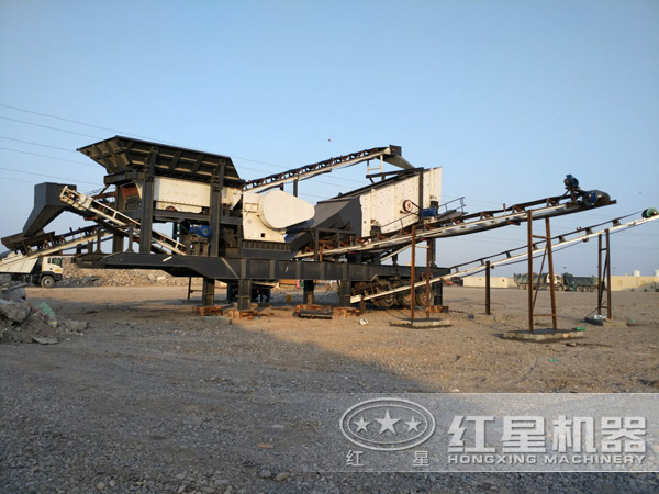 流動(dòng)石子加工機(jī)作業(yè)搭設(shè)現(xiàn)場