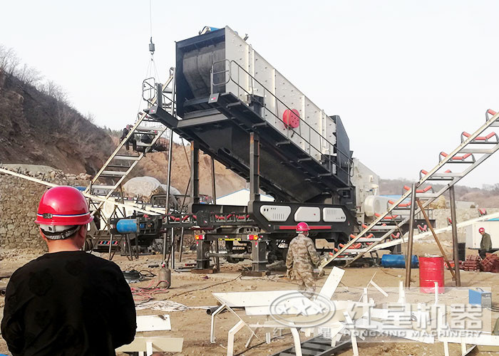 再硬的石頭，在這臺流動碎石機(jī)下也變成了規(guī)整的石子