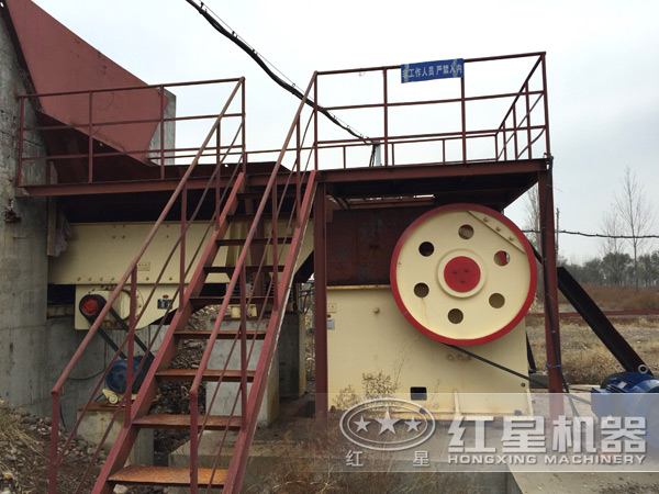 河卵石顎式破碎機(jī)作業(yè)現(xiàn)場