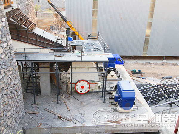 紅星重錘式破碎機作業(yè)于河南新鄉(xiāng)一砂石廠