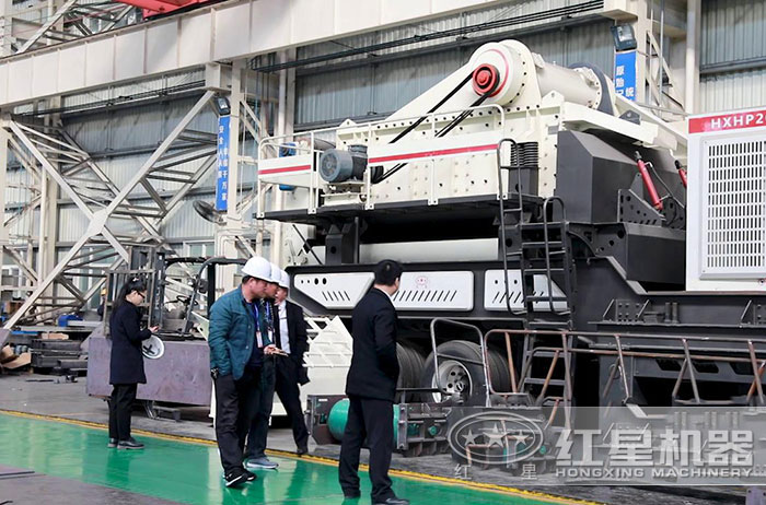 紅星機器技術經(jīng)理陪同山西用戶參觀移動粉碎設備