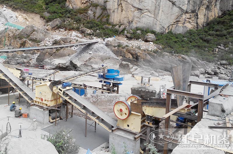 顎式破碎機、反擊破碎機、制沙機三機制沙現(xiàn)場