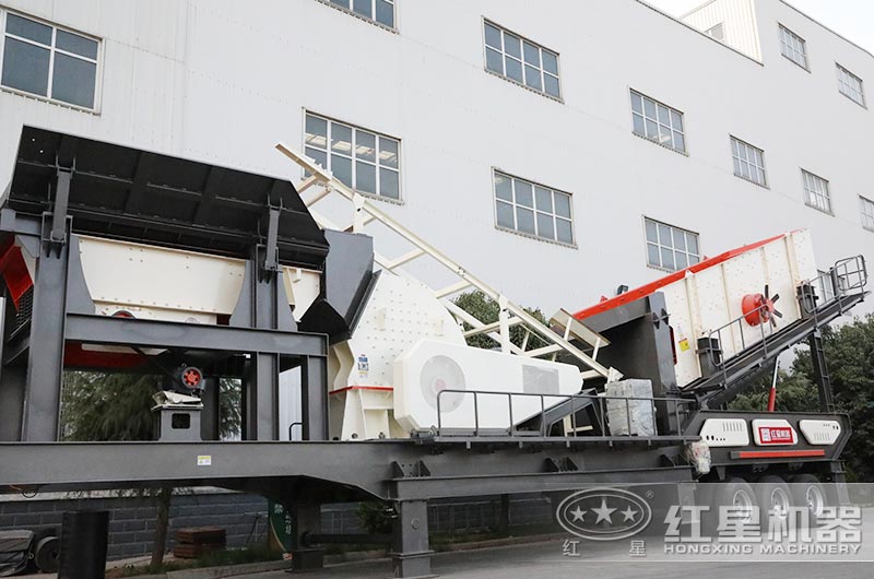 時產(chǎn)100噸左右的移動顎式碎石機(jī)