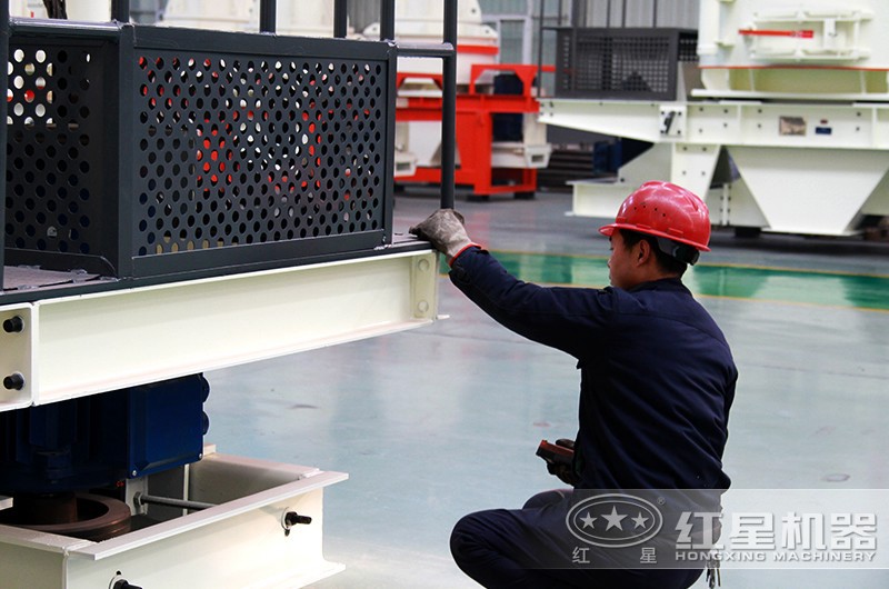 紅星技術(shù)人員正在認(rèn)真檢測粉碎機