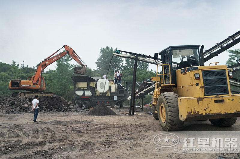 移動式煤炭粉碎機作業(yè)現場