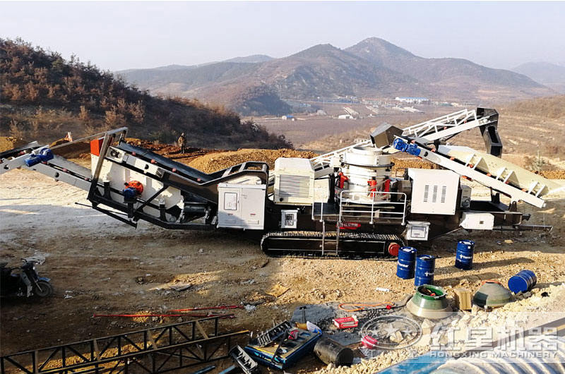 履帶式圓錐破移動(dòng)破碎站工作現(xiàn)場