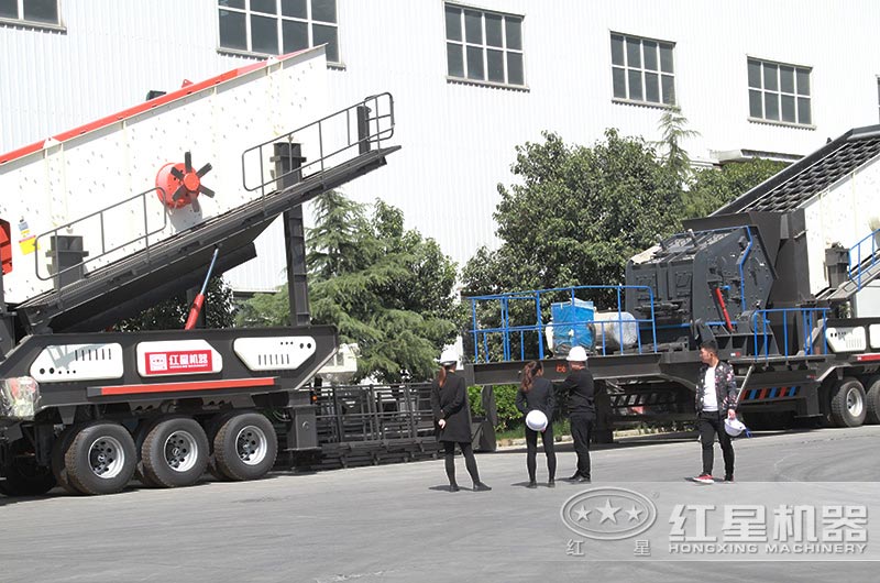 客戶來廠參觀紅星移動碎石破碎機