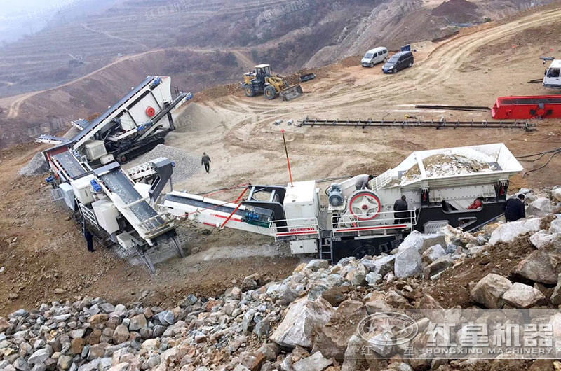 三臺(tái)履帶移動(dòng)碎石加工生產(chǎn)線設(shè)備生產(chǎn)石子現(xiàn)場(chǎng)