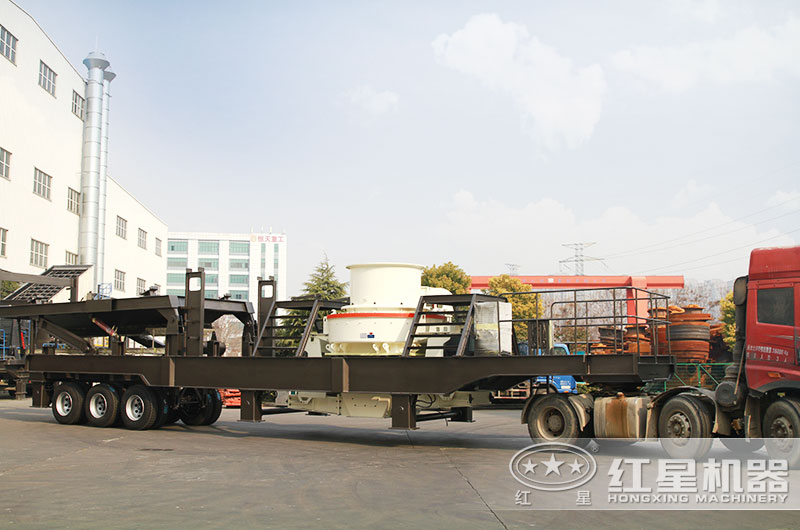 移動(dòng)制砂機(jī)掛上車頭即將開(kāi)往花崗巖粉碎場(chǎng)地