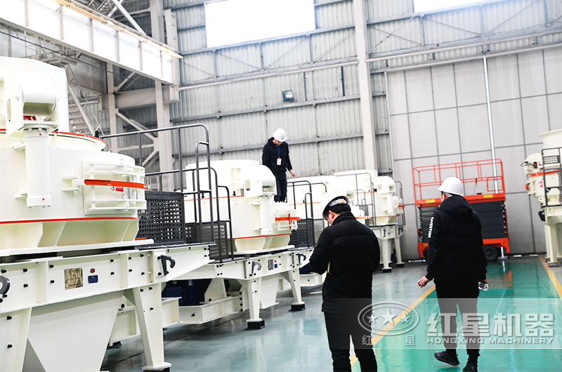 用戶在廠區(qū)考察石子打沙機