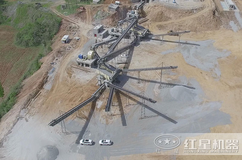 打石頭的碎石機(jī)一天產(chǎn)量多少噸，碎石機(jī)產(chǎn)量主要取決于什么