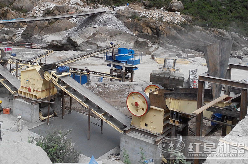 三臺(tái)機(jī)器搭配作業(yè)生產(chǎn)沙子現(xiàn)場