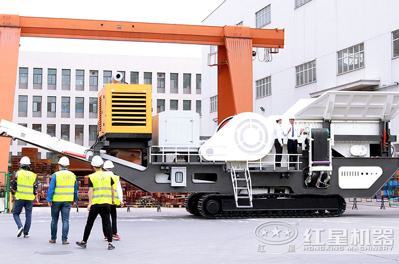 山東用戶來廠參觀轉(zhuǎn)場(chǎng)方便的移動(dòng)破碎站