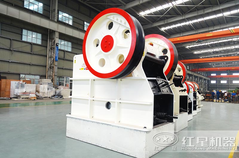 PE900*1200鄂式碎石機產(chǎn)量大概多少？能破碎水泥塊嗎？