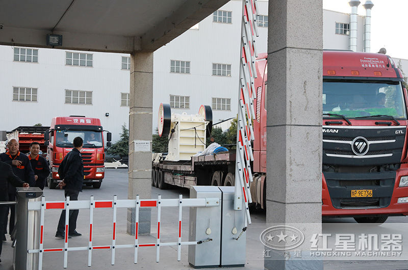 時產(chǎn)30-300噸的石料、石塊碎石機一套多少錢？