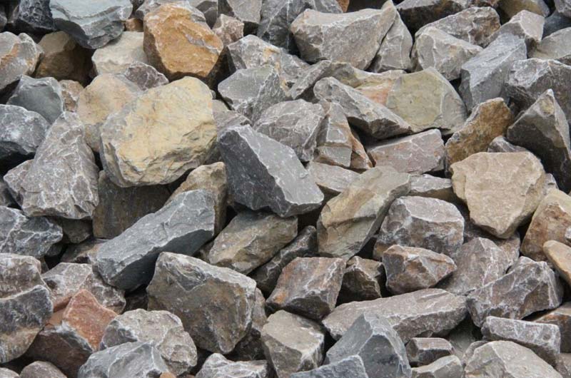 粉碎石灰石用什么機(jī)器好？