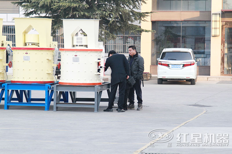 技術(shù)經(jīng)理在耐心為用戶講解復(fù)合式破碎機控制出料細度