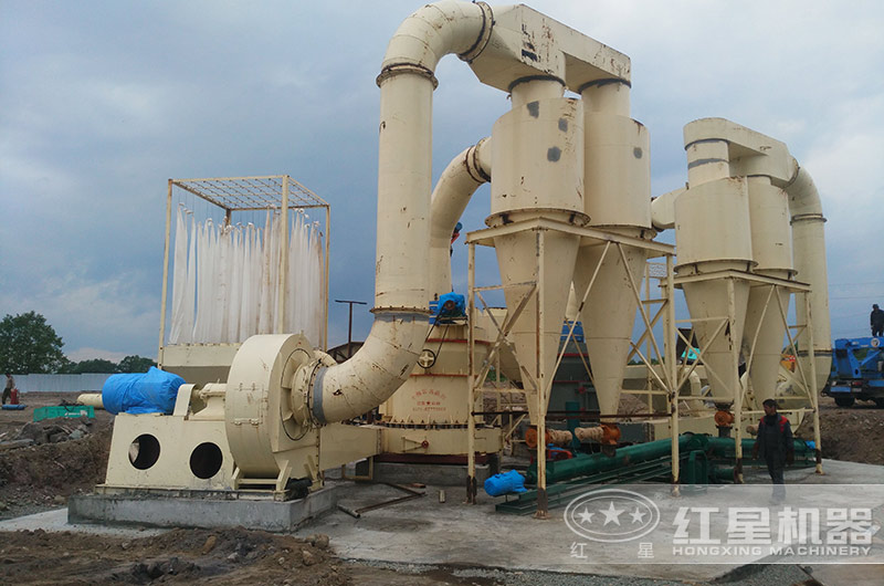 石膏磨粉加工現(xiàn)場(chǎng)