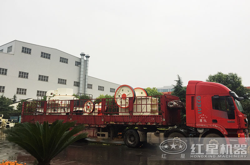 石頭粉碎機(jī)發(fā)貨現(xiàn)場
