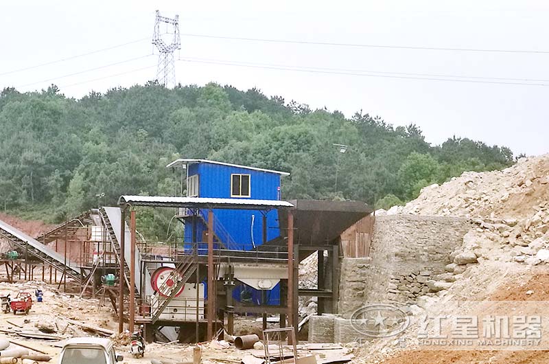 小型石頭破碎機成套多少錢？（內(nèi)附現(xiàn)場生產(chǎn)視頻）