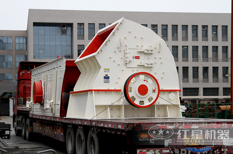 山東客戶柴油機帶的錘式破碎機發(fā)貨現(xiàn)場