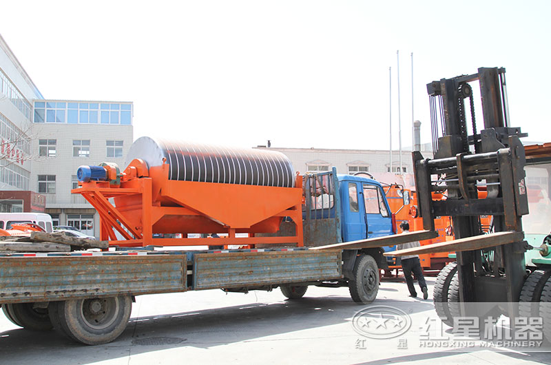 紅星磁選機(jī)裝車(chē)發(fā)貨中