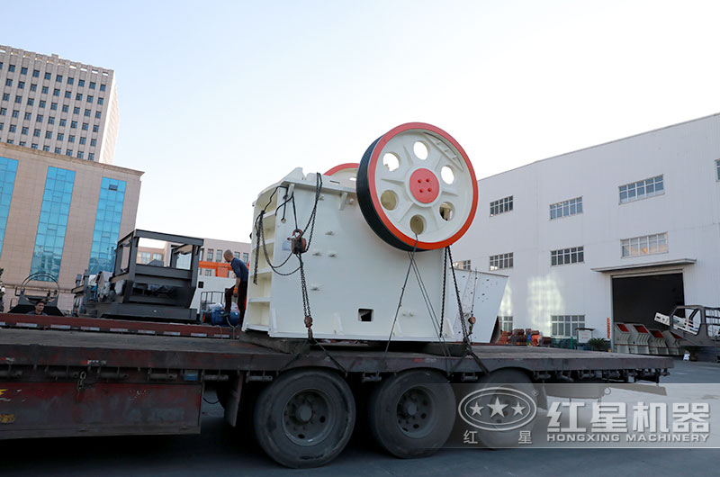 客戶PE系列顎式破碎機(jī)裝車發(fā)貨現(xiàn)場