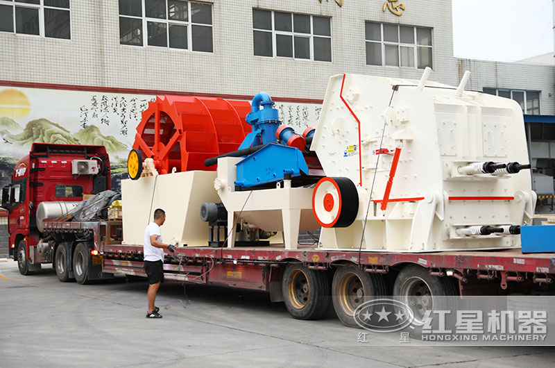 客戶訂購的反擊式破碎機(jī)裝車現(xiàn)場