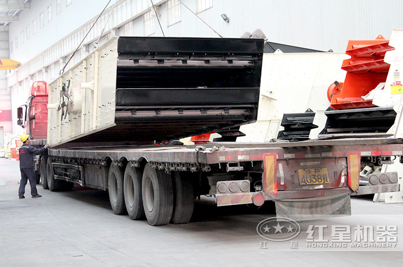 客戶訂購的振動篩裝車中，準(zhǔn)備發(fā)貨