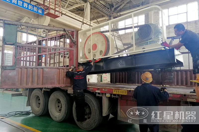 客戶對(duì)輥破碎機(jī)裝車現(xiàn)場(chǎng)