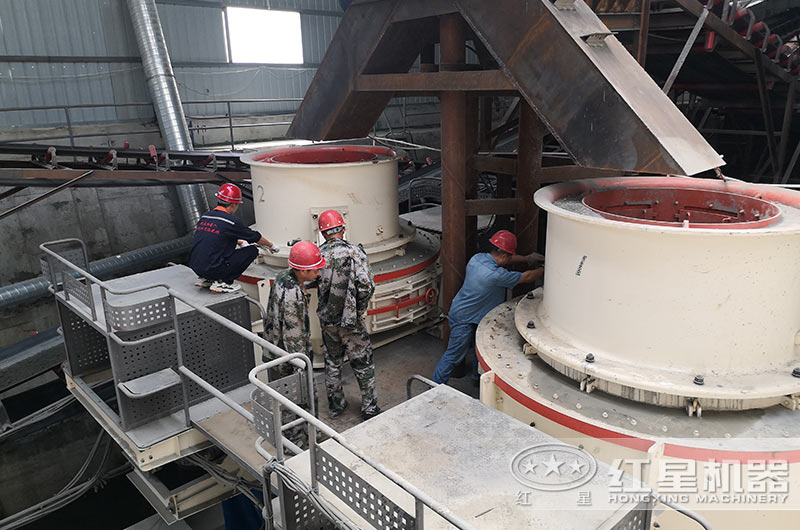 紅星技術(shù)師在現(xiàn)場(chǎng)為用戶(hù)安裝調(diào)試設(shè)備